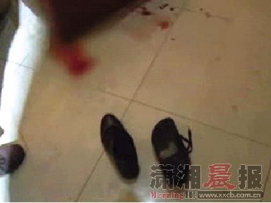 受害人的鞋还留在现场。视频图