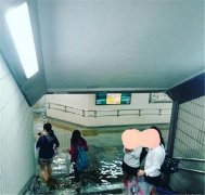 日本台风使积水倒灌  地下通道水质清澈变游泳池