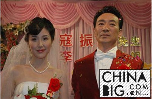 寇振海老婆李婷去世系误传 其娇妻和儿子全家福曝光