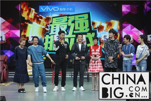 《快乐大本营》嘉宾变“沙包” 乔振宇狂甩计步器画面太美