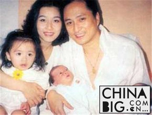 汤镇业老婆及女儿照片曝光 揭其与前妻姜坤现任邹文静情史