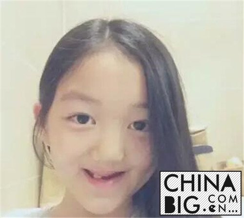 王菲女儿李嫣照片曝光 李亚鹏遭女儿屏蔽