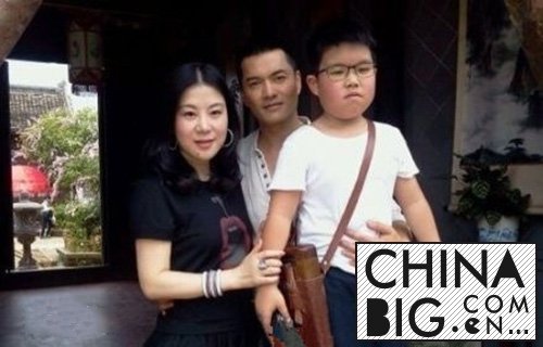 吕良伟现任老婆杨小娟为高干子弟    吕良伟身家儿子照片曝光否认靠女人发家