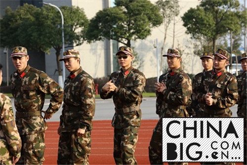 《了不起的挑战》挑战消防兵生活 沙溢老婆胡可遭兄弟哄抢