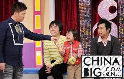 小小彬一家五口照片有没有？    小小彬身世资料家庭背景介绍