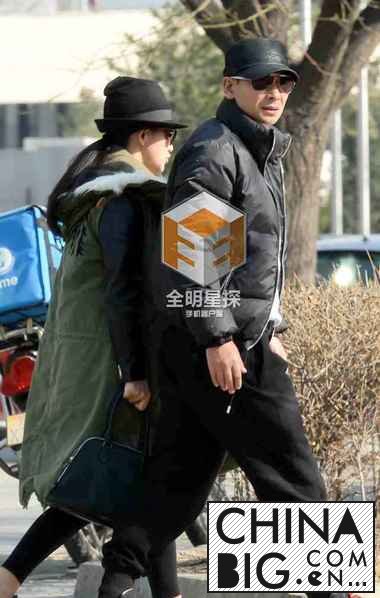 赵文卓夫妇闲坐饮咖啡 张丹露怀三胎宽衣遮孕肚
