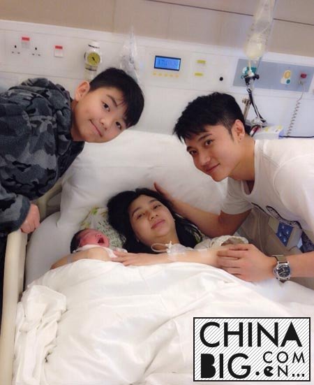 张丹峰为什么喜欢洪欣？   张丹峰一家四口照片曝光