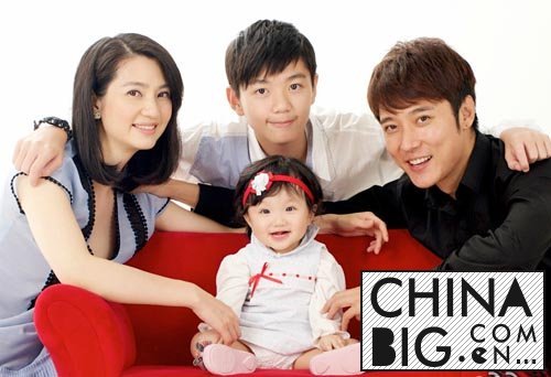 张丹峰为什么喜欢洪欣？   张丹峰一家四口照片曝光