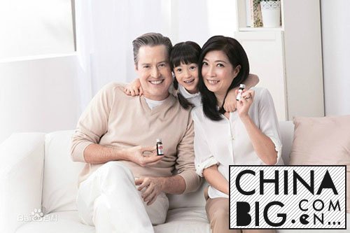 黄嘉千的父亲是刘松仁吗？   黄嘉千家庭背景资料介绍