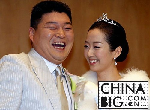 姜虎东老婆照片资料介绍    　姜虎东在韩国地位如何？