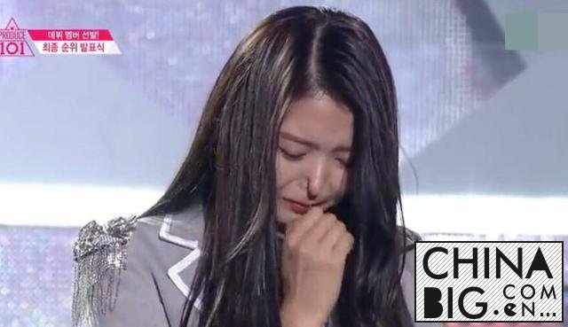 韩国女星任娜英激动落泪捏塌鼻子 任娜英鼻子塌陷原因是什么